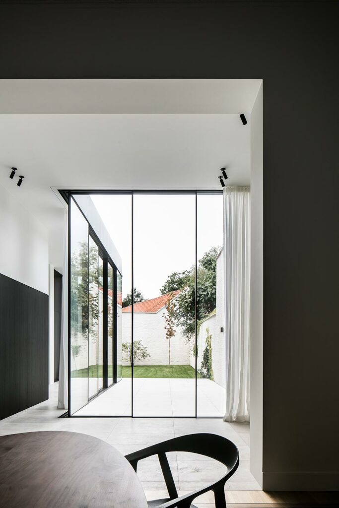 Minimal window realisatie door Dochy Glas