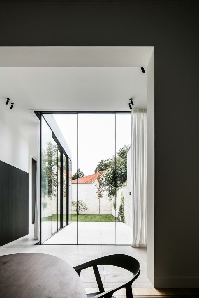 Minimal window realisatie door Dochy Glas