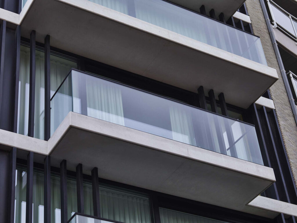 Glazen terrasbalustrade buiten Dochy Glas
